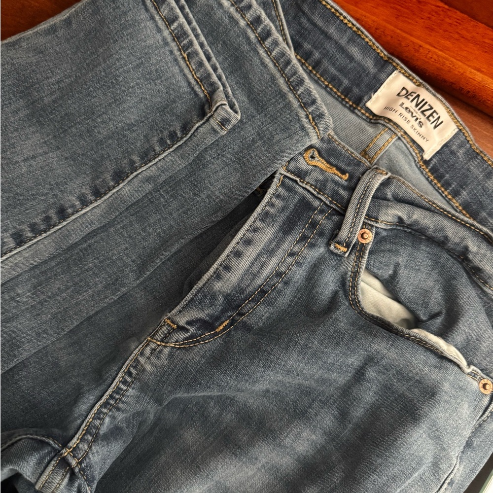 Levi’s High-Rise Skinny Jeans in Light Blue Wash - Picture 2 of 3